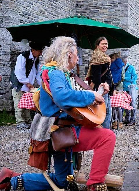 troubadour Fabela te boeken bij www.kwekel-evenementen.nl
