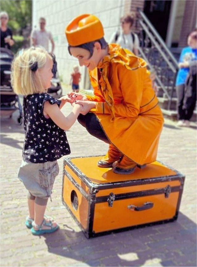 Orange Stewardess boekt u bij www.kwekel-evenementen.nl